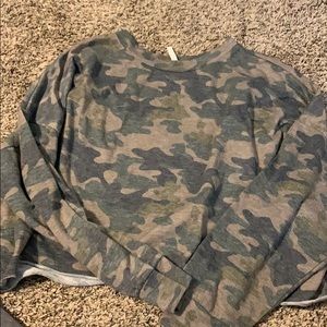 Cropped camouflage sweatshirt